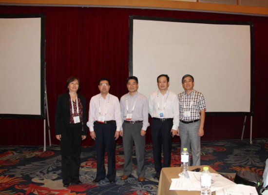 公司領(lǐng)導(dǎo)參加第六屆服務(wù)外包交易博覽會與同行代表合影